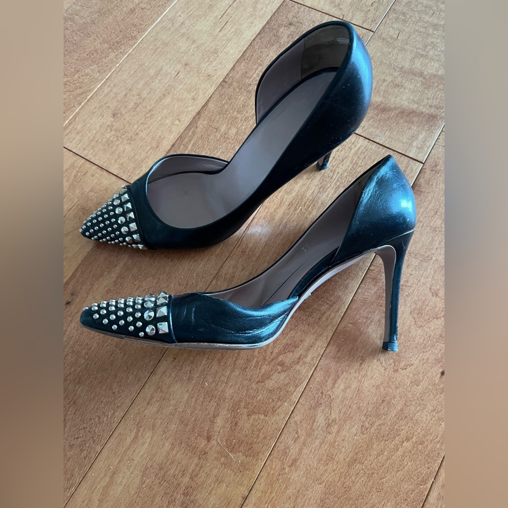 Gucci authentic studded black leather pump - Picture 3 of 16